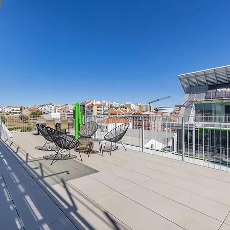 Riverside Rooftop Apartment *